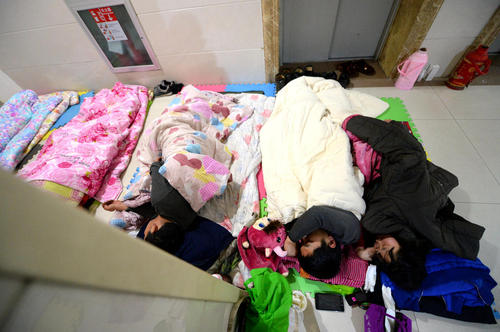 醫(yī)院打地鋪會傷害健康，有了共享陪護床就不用再打地鋪了！