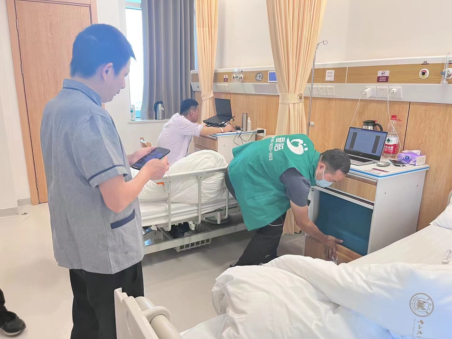 醫(yī)院智能床頭柜招商合作：愛陪共享智能陪護(hù)柜源頭廠家！